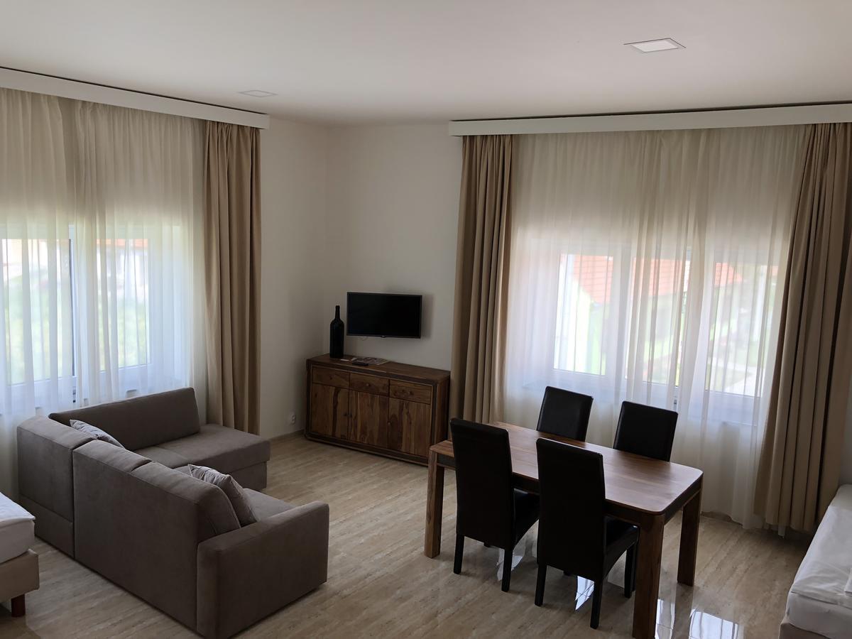 Apartman Za Radnici Valtice Luaran gambar